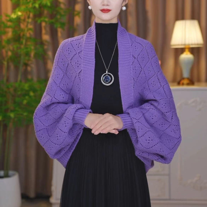 Cardigan ajouré violet porté par un mannequin sur une robe plissée noire, vue de face 15