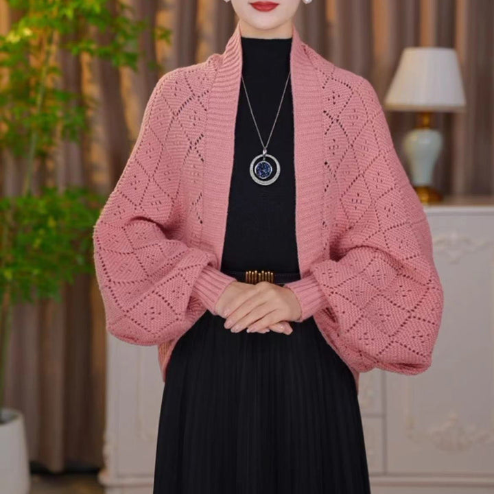 Cardigan ajouré rose corail porté par un mannequin, manches ballon et col châle côtelé, vue de face 16