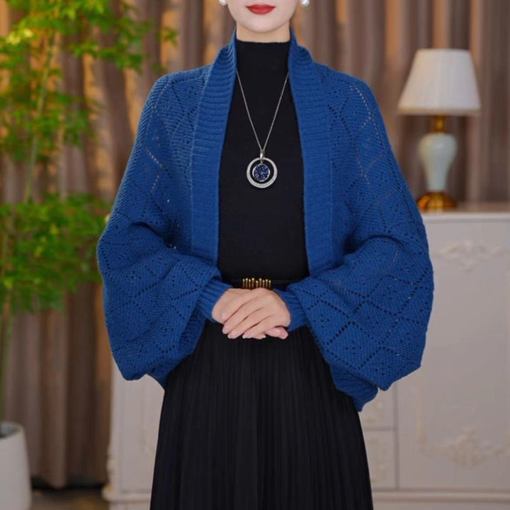 Cardigan ajouré bleu roi porté par un mannequin sur une tenue noire, manches très amples ajourées 9