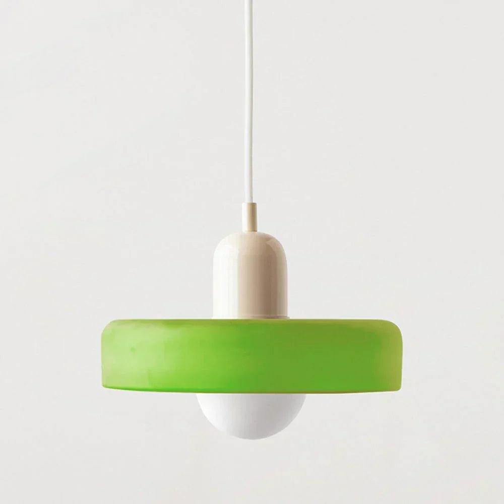 Suspension à abat-jour vert pomme avec capuchon crème et câble blanc, globe blanc visible dessous. 7