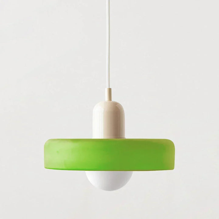 Suspension à abat-jour vert pomme avec capuchon crème et câble blanc, globe blanc visible dessous. 7