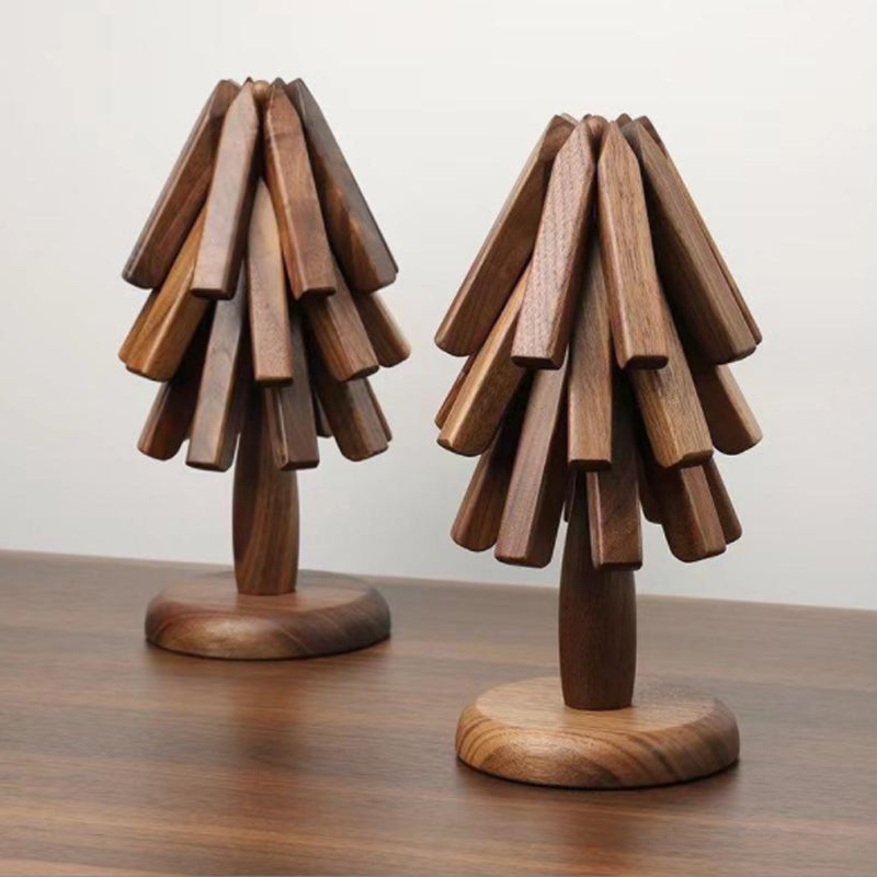 Deux supports en forme de sapin en noyer, chargés de dessous de plat dépliables, posés côte à côte sur une table. 2