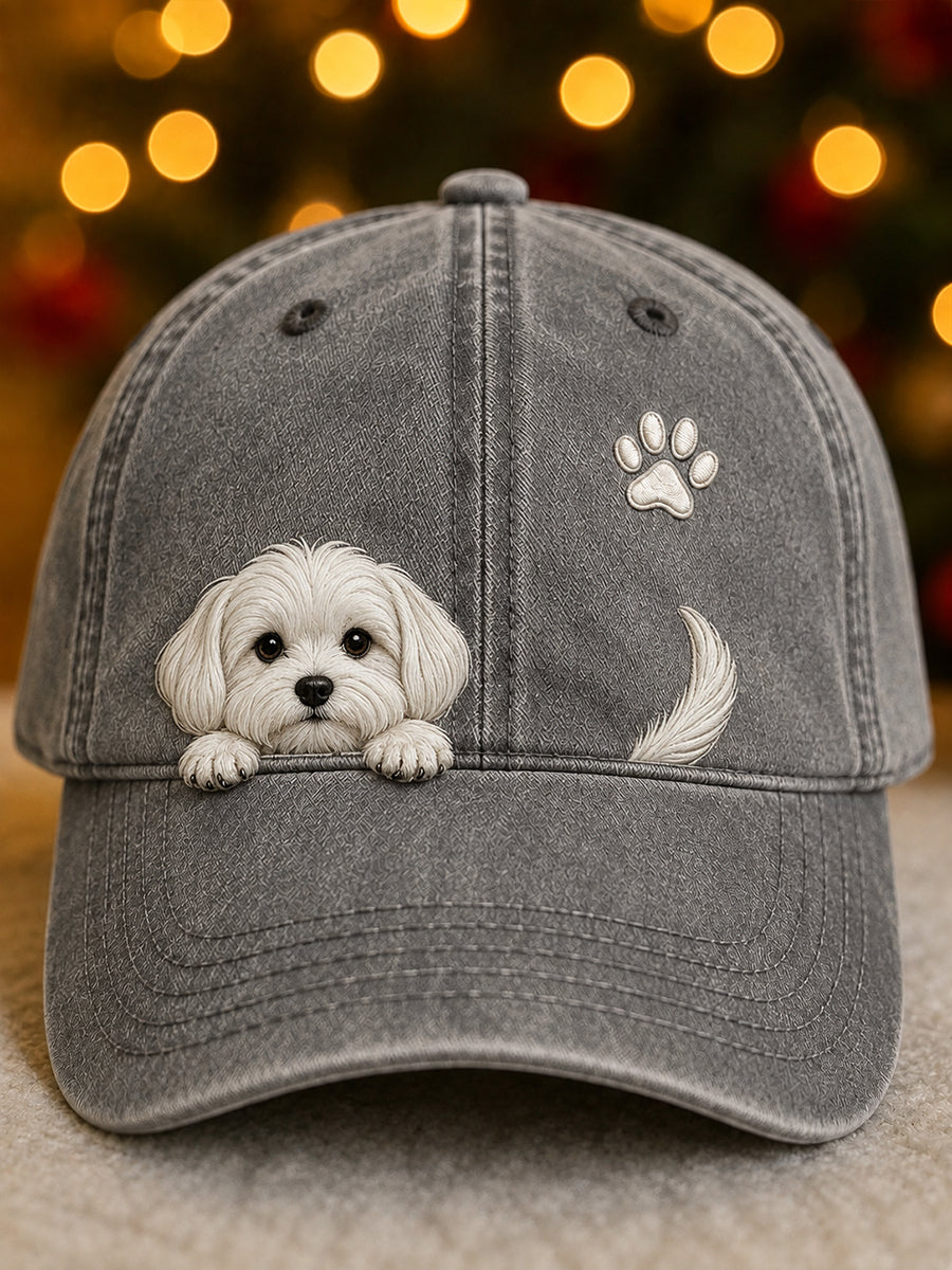 Vue de face de la casquette grise effet vieilli avec un chiot blanc en relief, une empreinte de patte et une queue. 4