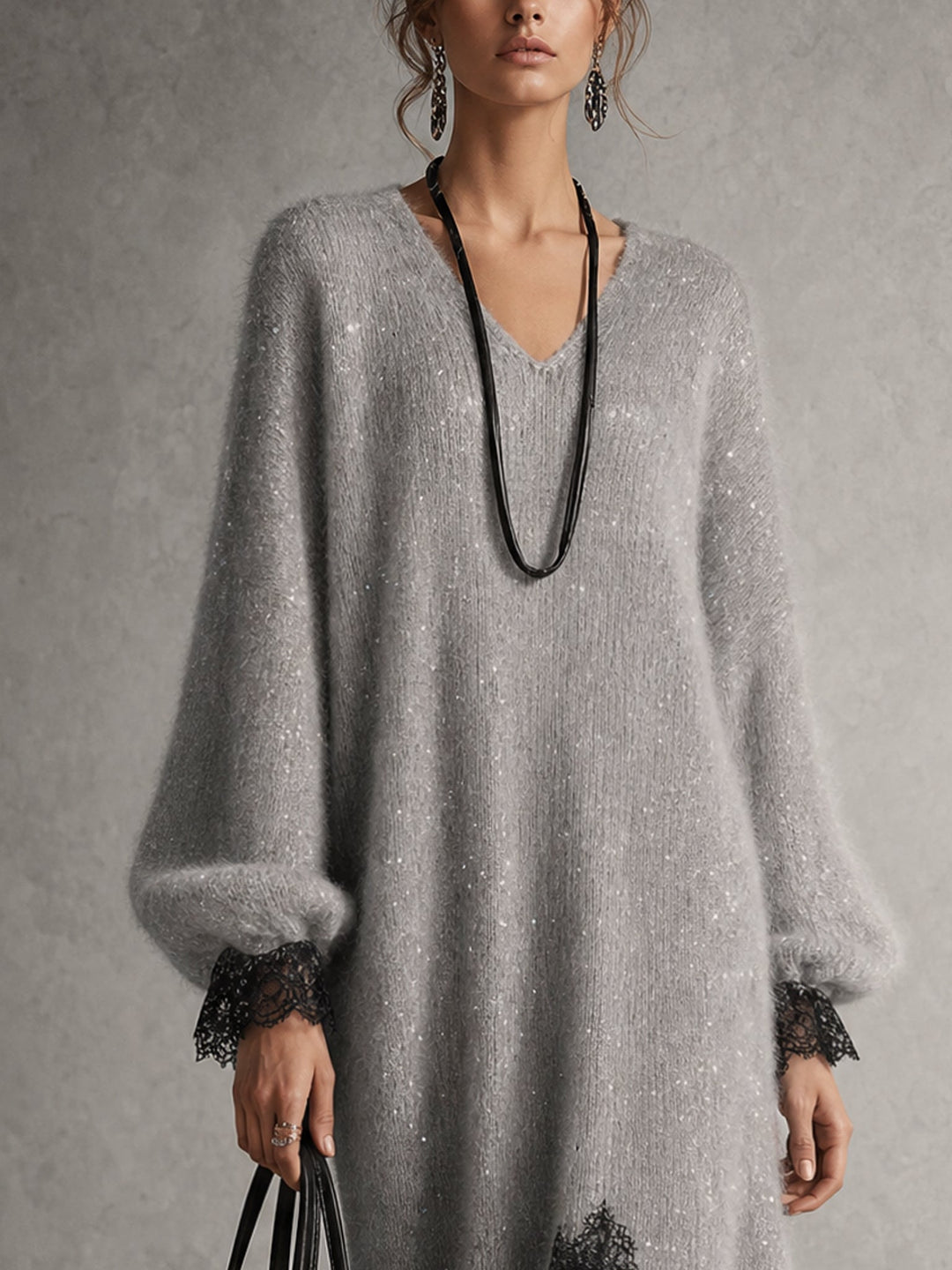 Gros plan sur le buste de la robe grise : col en V, maille scintillante, manches bouffantes 6