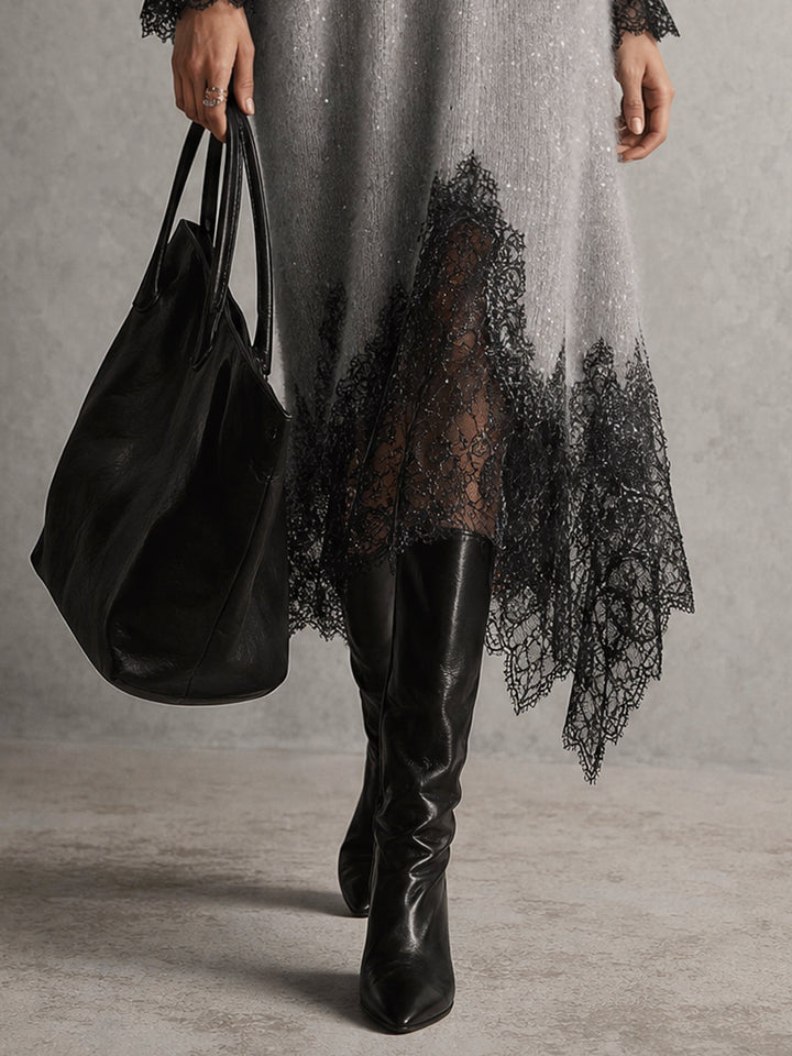 Détail du bas de la robe grise : ourlet en dentelle noire transparente et bottes en cuir 7