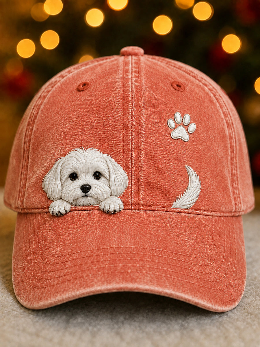 Vue de face de la casquette orange corail délavée avec un chiot blanc en relief, une empreinte de patte et une queue. 5