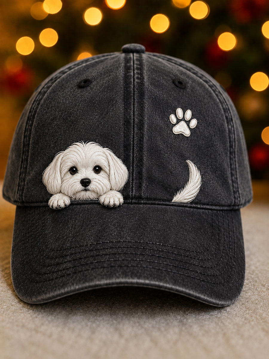 Vue de face de la casquette noire délavée avec un chiot blanc qui dépasse de la visière, une empreinte de patte et une queue. 3
