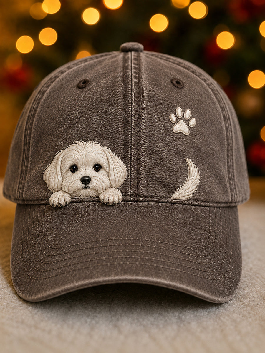 Vue de face de la casquette marron grisé délavée avec un chiot blanc en relief, une empreinte de patte et une queue. 6
