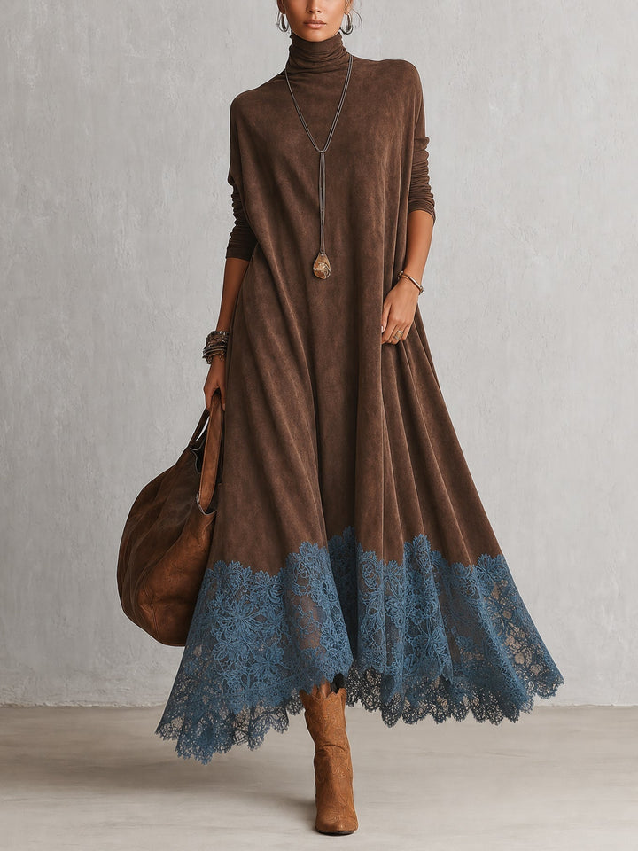 Robe marron ample portée de face, ourlet en dentelle bleue, bottes camel et grand sac 1