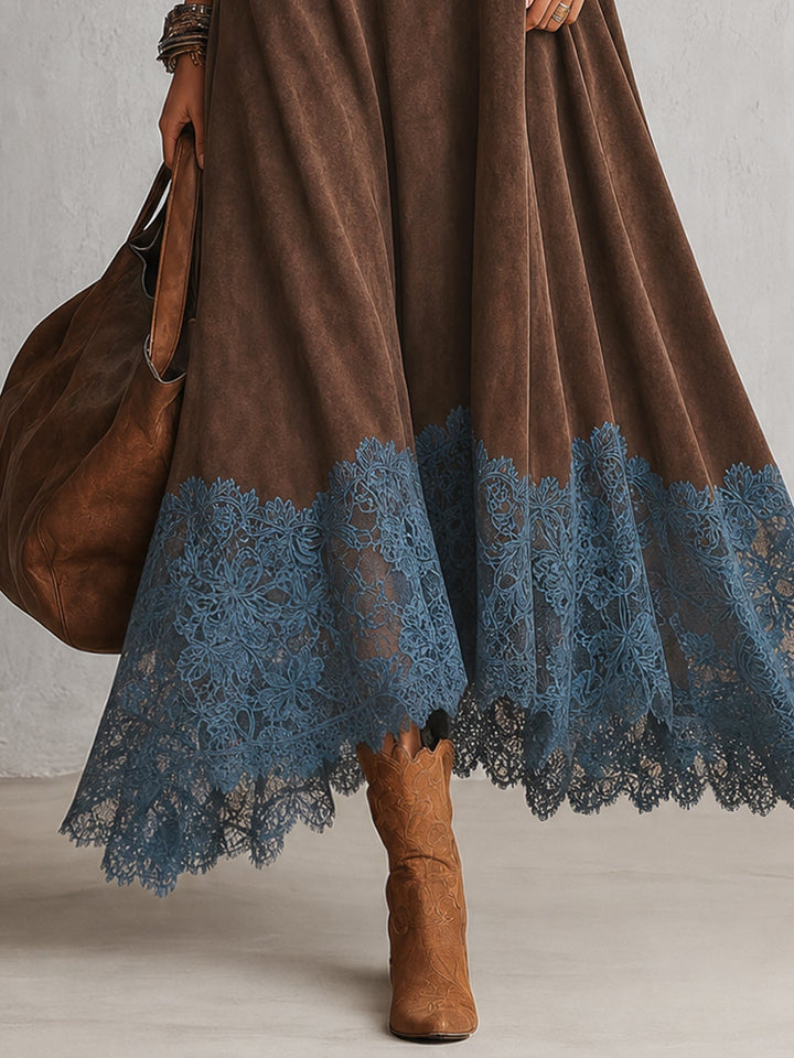 Détail de l'ourlet en dentelle bleue festonnée sur la jupe ample marron 3