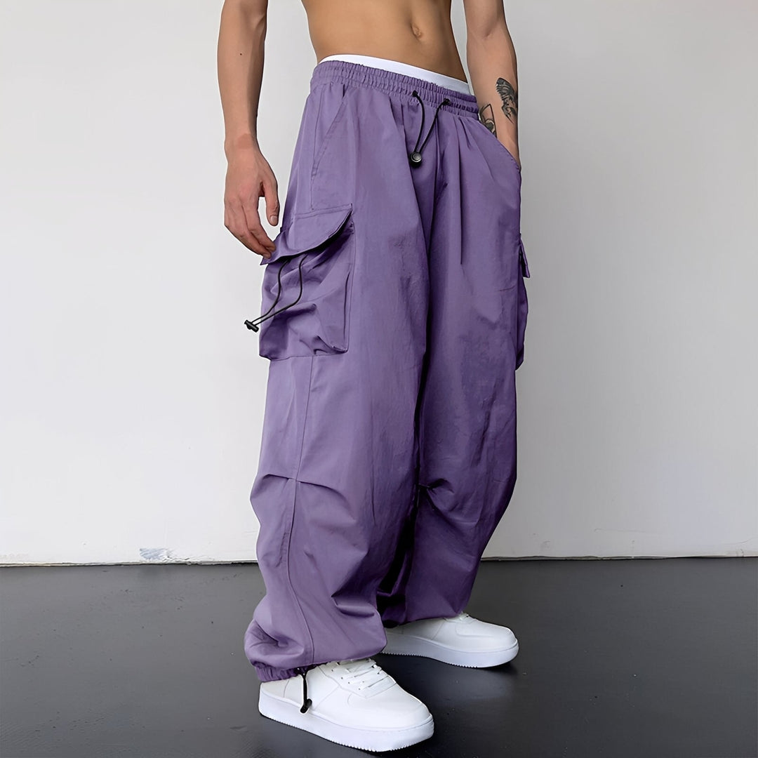 Version violette du pantalon cargo large, portée de trois quarts avec baskets blanches 5