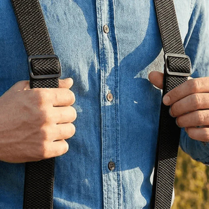 Gros plan sur les curseurs de réglage de bretelles noires portées sur une chemise en jean 18