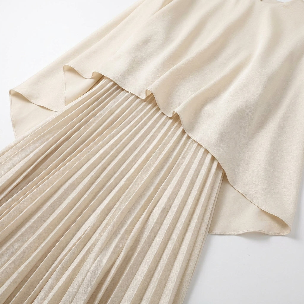 Détail à plat du tissu beige, bord de la cape fluide posé sur les plis 4