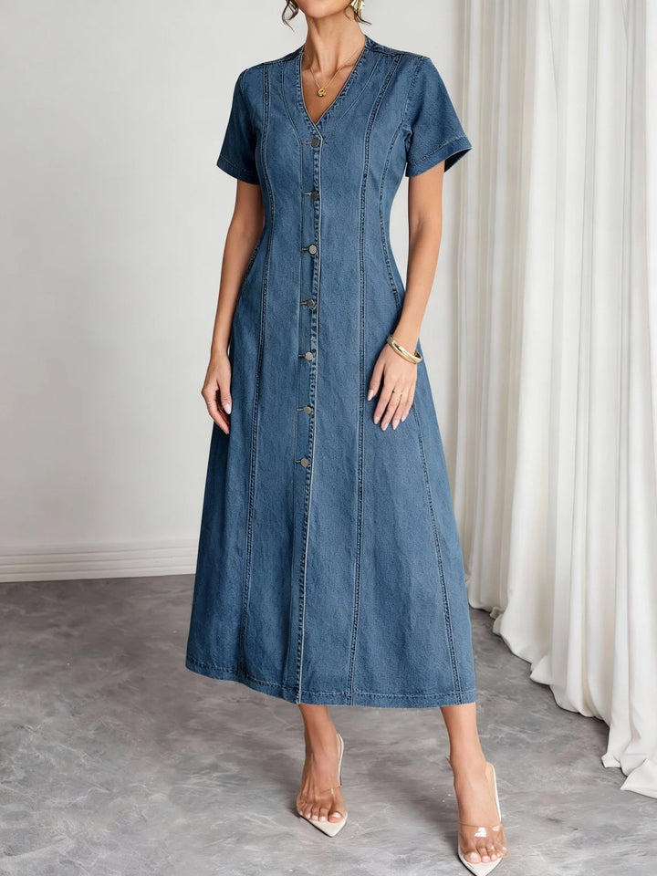 Robe portée de trois quarts, jupe évasée, devant boutonné et coutures verticales visibles sur le tissu 4