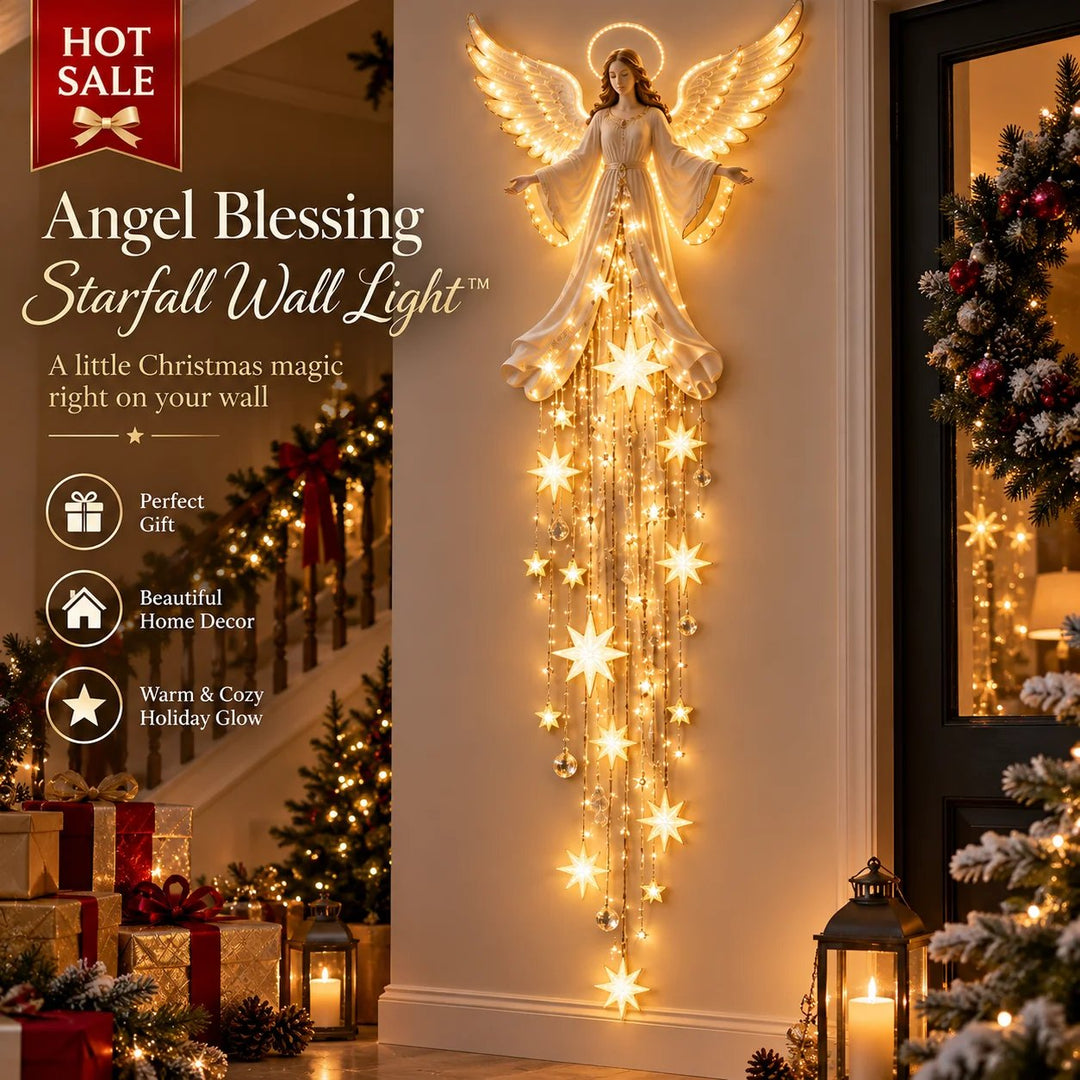 Ange lumineux aux ailes déployées et auréole, suspendu dans une entrée décorée pour Noël, avec cascade d'étoiles et pendentifs en cristal sous sa robe. 1