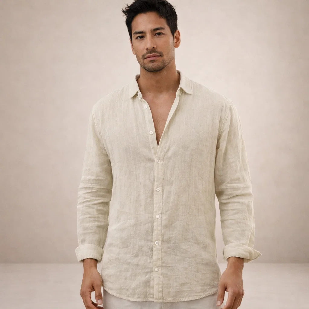 Homme en chemise en lin beige clair, vue de face, col ouvert, manches retroussées, tissu naturellement froissé. 11