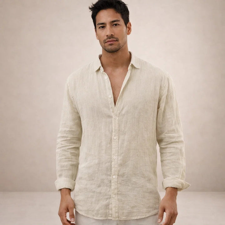 Homme en chemise en lin beige clair, vue de face, col ouvert, manches retroussées, tissu naturellement froissé. 11