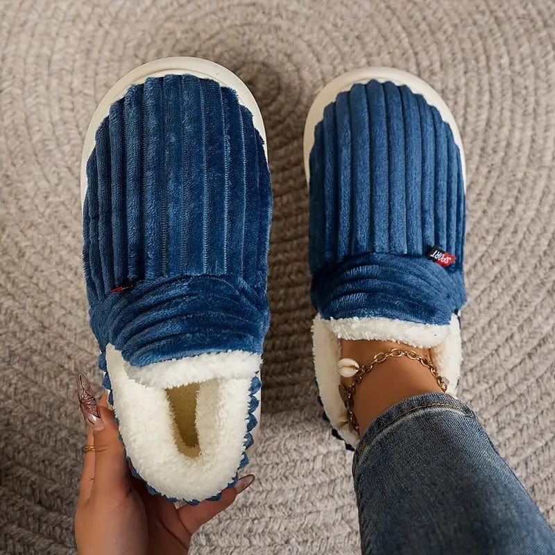 Chaussons bleu marine côtelés vus de dessus, l'un tenu en main avec doublure blanche, l'autre porté avec un jean. 15