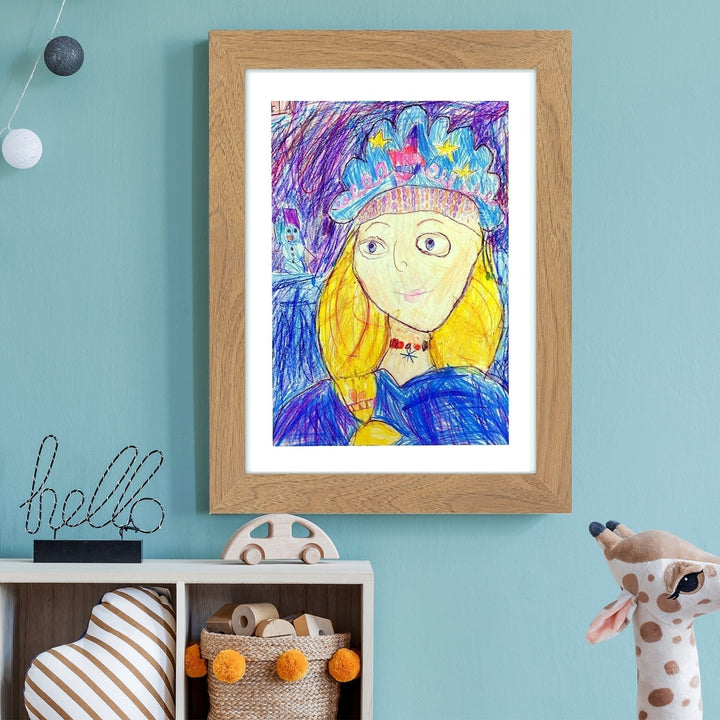 Cadre bois clair au mur d'une chambre turquoise exposant un portrait d'enfant aux crayons de couleur, étagère et girafe en peluche. 15