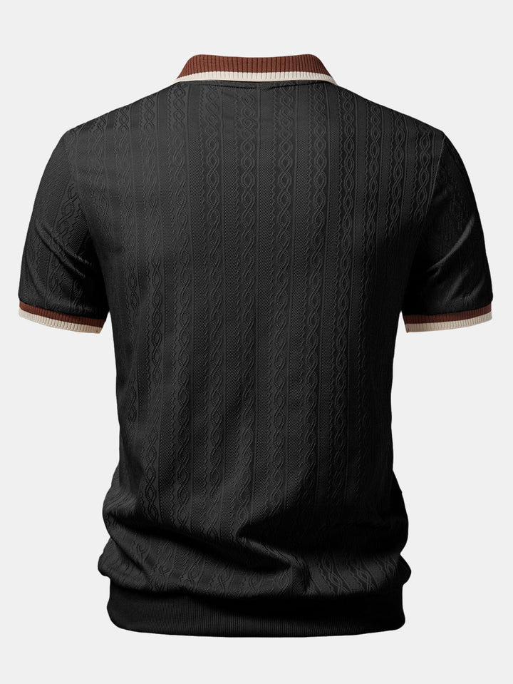 Vue de dos du polo noir, maille texturée à motif torsadé, col et manches bordés de brun 4