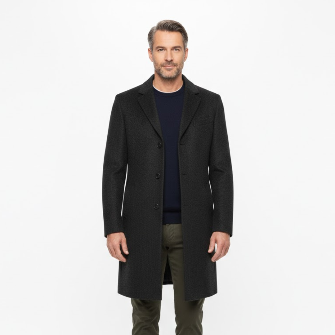Homme portant le manteau noir ouvert sur un pull bleu marine et un pantalon kaki 2
