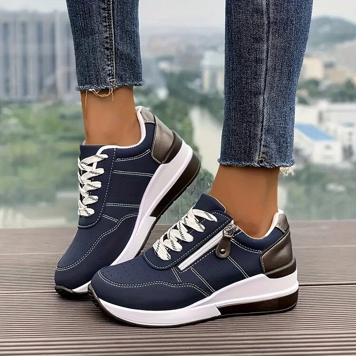 Baskets bleu marine à zip latéral, portées avec un jean effiloché, balcon et vue sur la ville 1