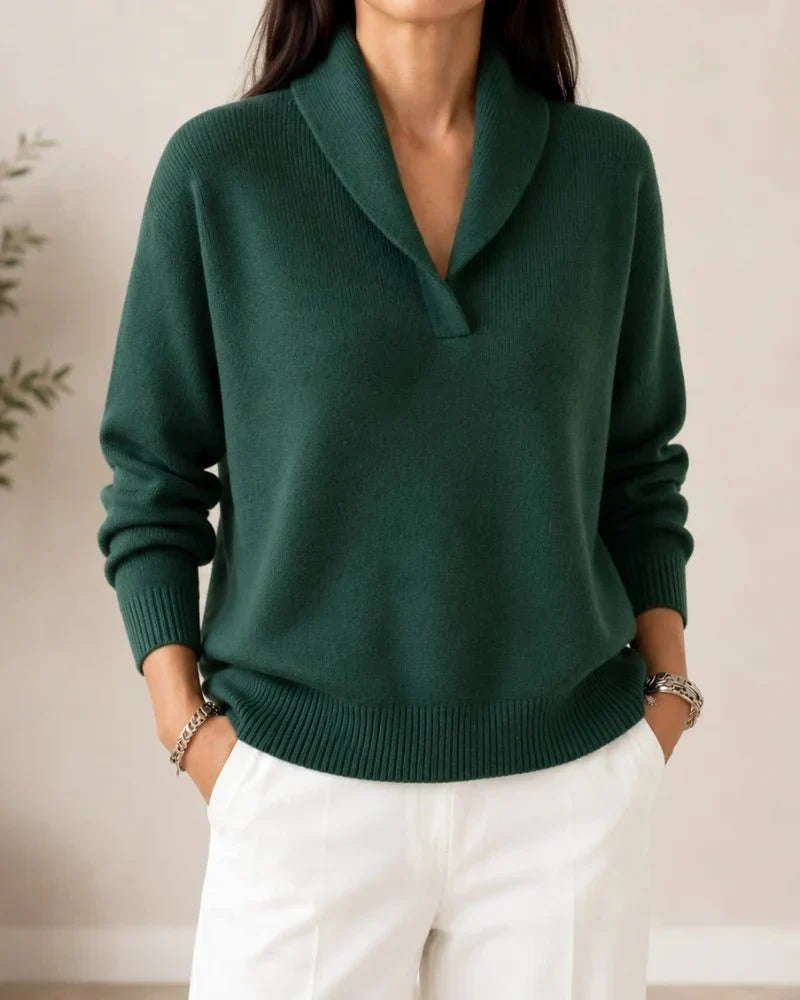 Vue de face du pull vert foncé porté avec un pantalon blanc, col châle et bords côtelés visibles. 2