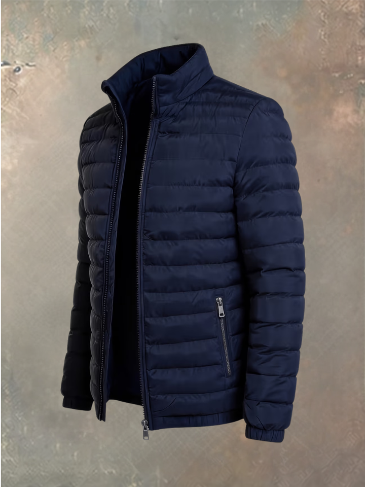 Veste matelassée bleu marine ouverte, vue de trois quarts, avec col montant et poche zippée 2
