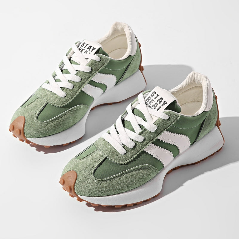 Paire de baskets vertes en suède et toile, bandes blanches, semelle crantée, posées sur fond blanc 1