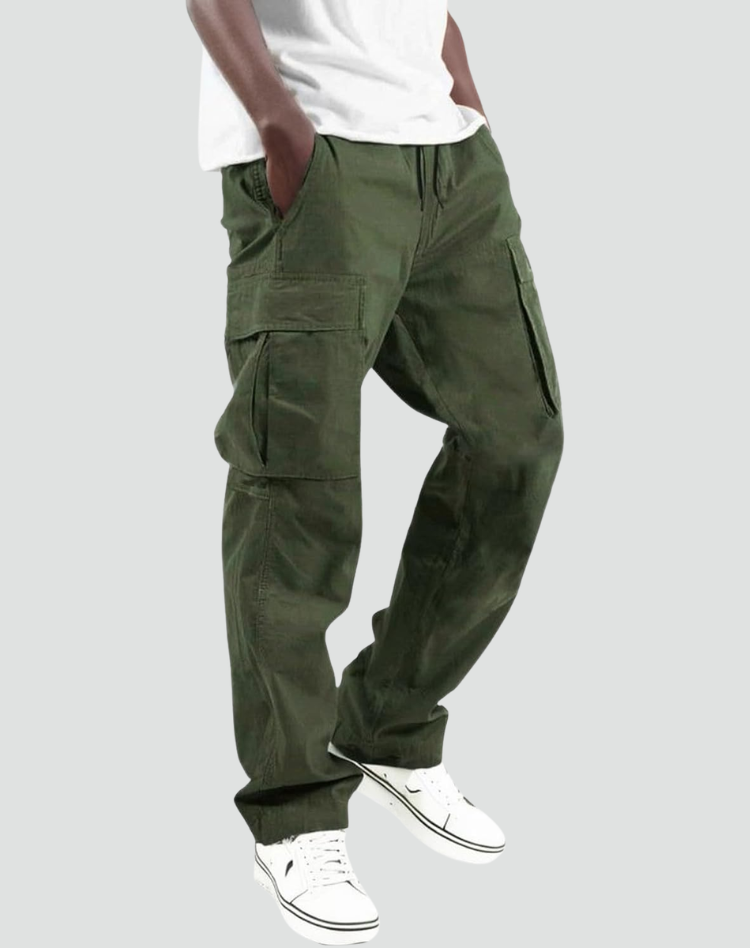 Homme portant le pantalon cargo vert olive avec t-shirt blanc et baskets blanches, une main dans la poche, vue de trois quarts. 1