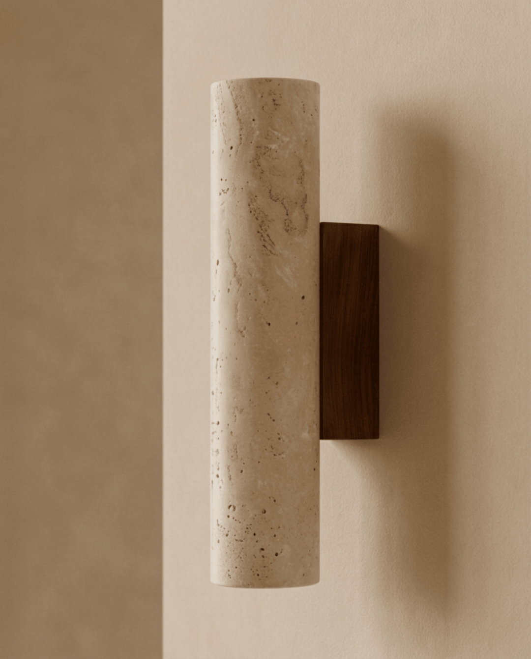 Vue de trois quarts du cylindre en travertin veiné fixé à son support en bois foncé 1