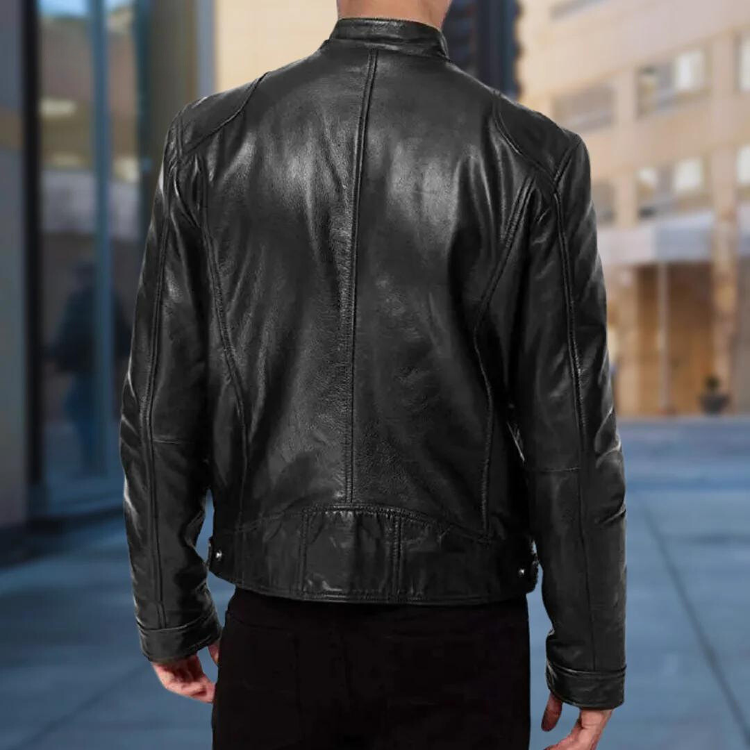Homme vu de dos portant la veste en cuir noir, avec coutures dorsales et bas resserré, dans une rue en ville. 5