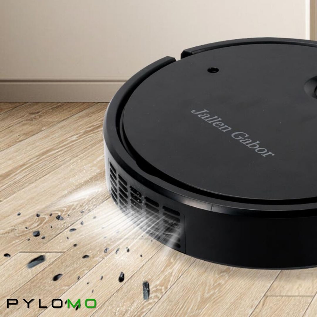 Gros plan sur le robot noir qui aspire des débris et de la poussière sur un parquet en bois. 5