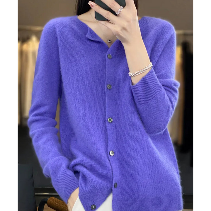 Cardigan bleu violet vif à col rond, porté par une femme qui prend un selfie dans le miroir. 3