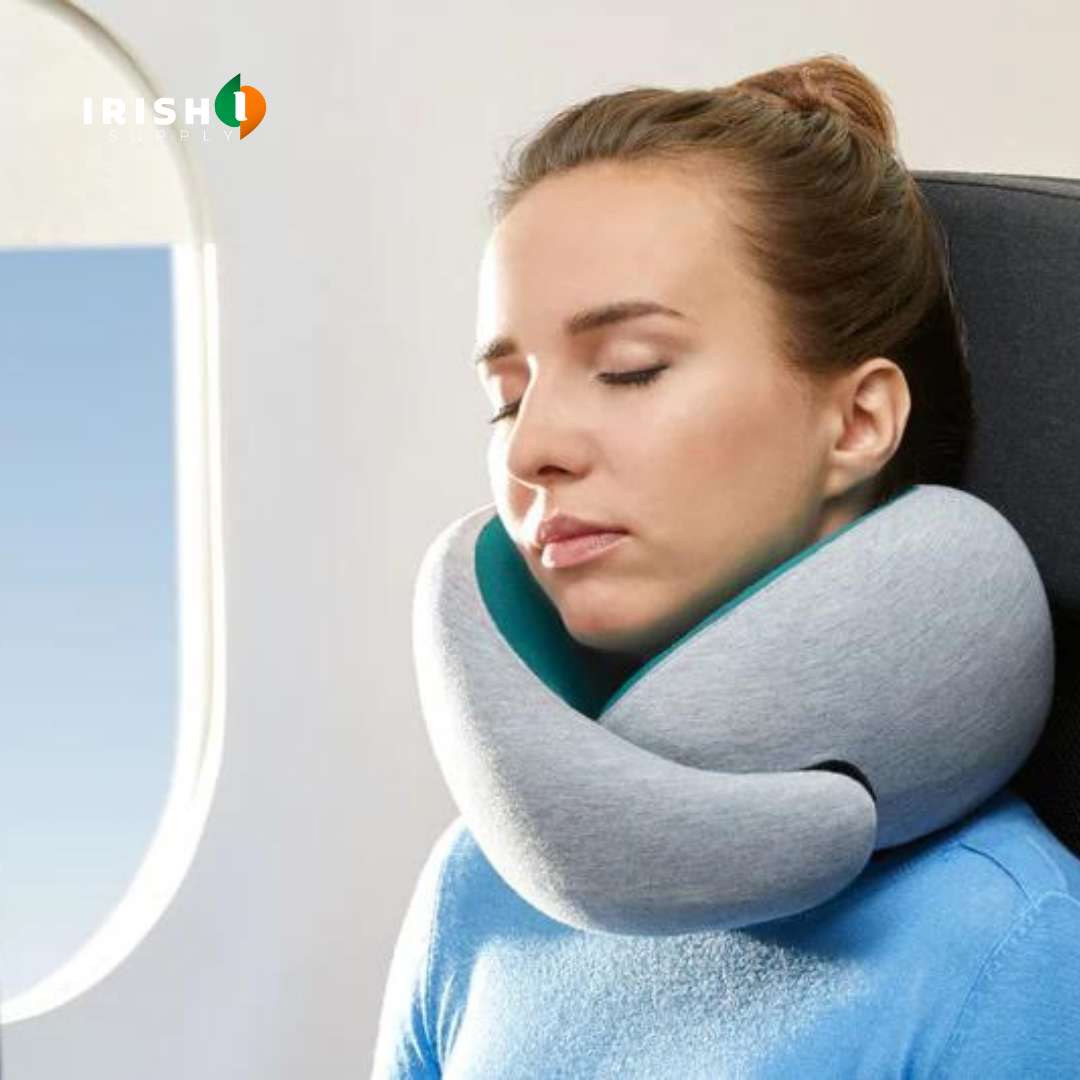 Femme endormie contre le hublot d'un avion, la tête soutenue par l'oreiller de voyage gris autour du cou. 1