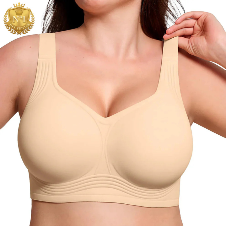 Vue de face du soutien-gorge couleur chair porté par une mannequin tenant une bretelle 1