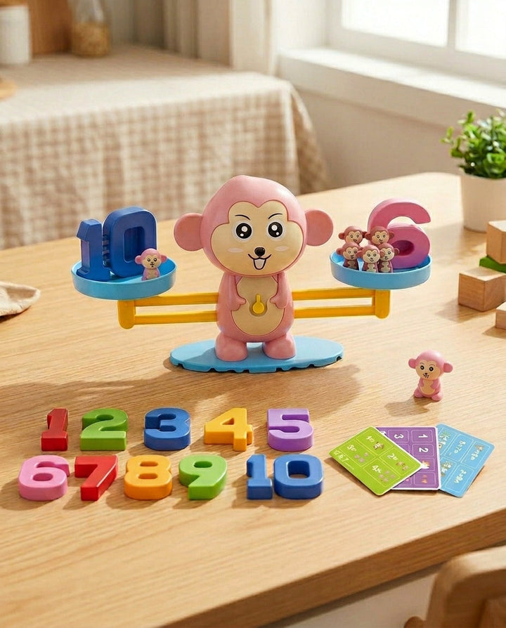 Version singe rose de la balance, avec ses chiffres colorés, petits singes et cartes sur une table en bois 2