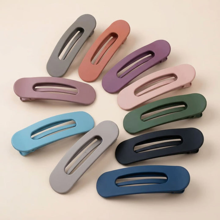 Dix barrettes plates à fente en finition mate, rangées en éventail dans des coloris variés 1