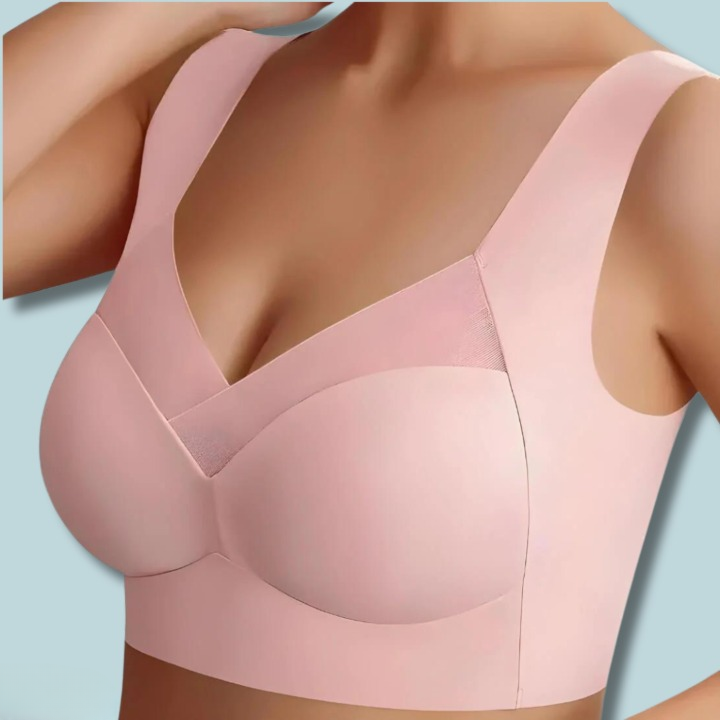 Soutien-gorge rose porté de trois quarts, montrant la bonnet lisse, l'empiècement en voile et les larges bretelles. 3
