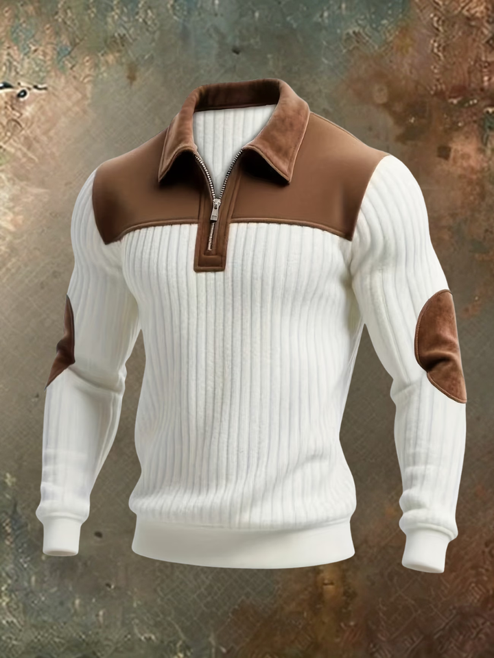 Pull côtelé blanc à col zippé, empiècement marron aspect daim sur les épaules et coudes, vu de face sur fond texturé. 1
