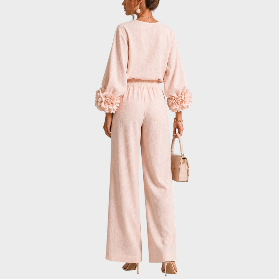Ensemble rose pâle vu de dos, fleurs aux poignets et taille élastiquée du pantalon 8