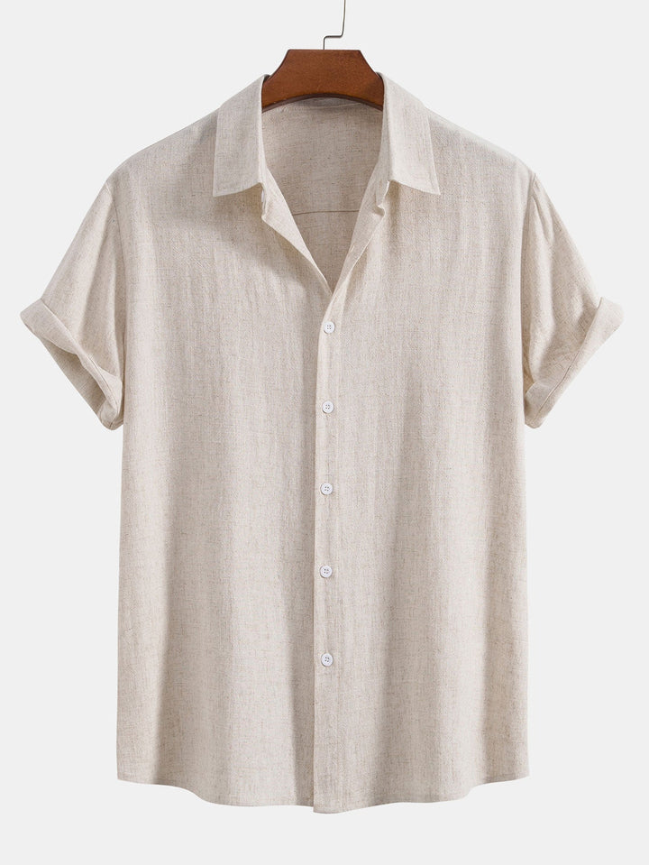 Chemise à manches courtes retroussées, coloris beige clair chiné, sur cintre en bois, vue de face avec boutons blancs. 3