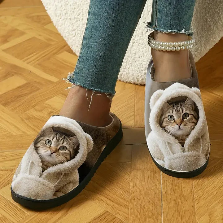 Chaussons imprimés d'un chat dans un peignoir à capuche, portés avec un jean effiloché et une cheville ornée de perles. 3