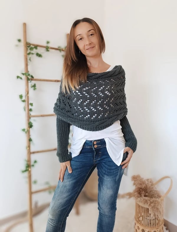 Châle gris anthracite à manches, porté de face sur t-shirt blanc et jean, devant l'échelle de bois fleurie de lierre. 14