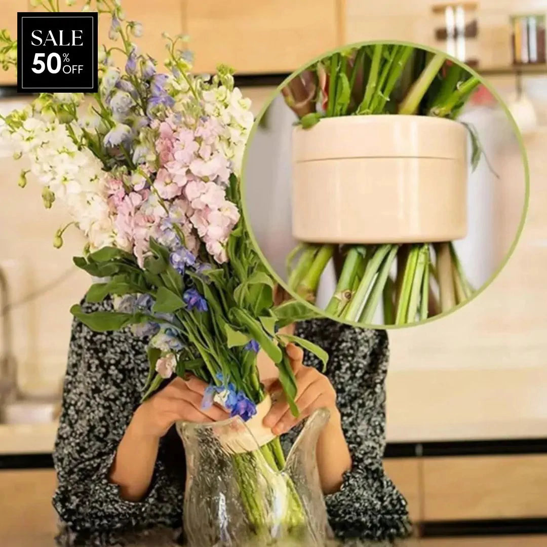 Femme tenant un bouquet rose, blanc et bleu dans un vase en verre, avec un gros plan sur l'insert beige serrant les tiges. 1