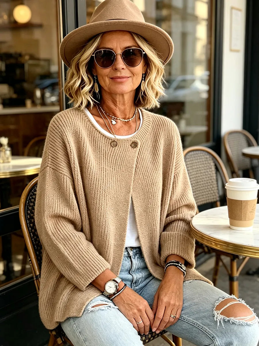 Cardigan côtelé beige porté avec chapeau et lunettes de soleil, assise en terrasse de café 5