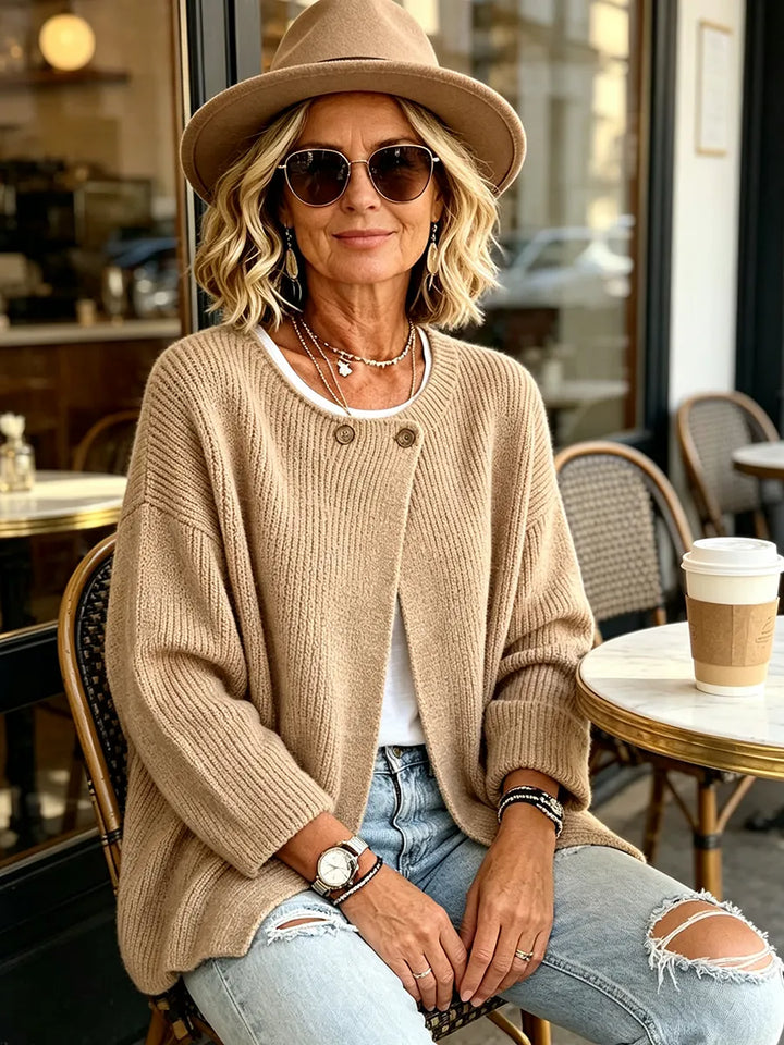 Cardigan côtelé beige porté avec chapeau et lunettes de soleil, assise en terrasse de café 5