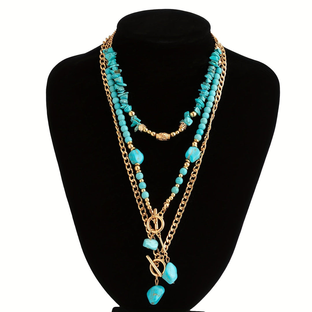 Les trois colliers turquoise et dorés présentés sur un buste de présentation en velours noir 3