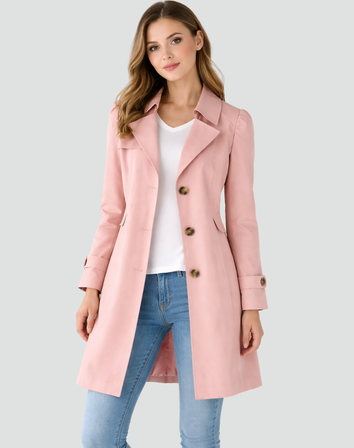 Vue de face du trench rose pâle porté par une femme avec un t-shirt blanc et un jean, revers ouverts. 4