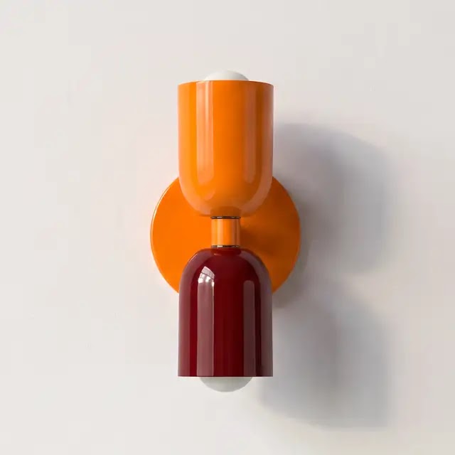 Applique murale à tube supérieur et platine orange vif, tube inférieur rouge bordeaux brillant, avec ampoules blanches visibles aux extrémités. 25